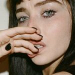 Sabrina Carpenter é irreconhecível como morena, abandona os cachos para ter um visual elegante