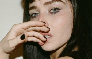 Sabrina Carpenter é irreconhecível como morena, abandona os cachos para ter um visual elegante Sabrina Carpenter é irreconhecível como morena, abandona os cachos para ter um visual elegante