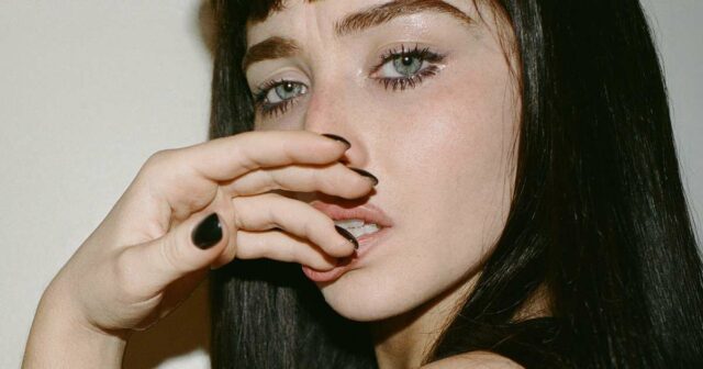 Sabrina Carpenter é irreconhecível como morena, abandona os cachos para Sabrina Carpenter é irreconhecível como morena, abandona os cachos para ter um visual elegante