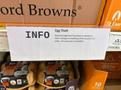 Sainsbury’s ameaça ladrões de lojas com processo se forem pegos trocando ovos premium por caixas mais baratas A Sainsbury's está ameaçando processar ladrões de dedos leves que trocam ovos premium mais baratos por caixas, em meio a níveis crescentes de furtos em lojas