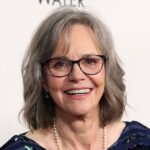 Camisa preta Sally Field ao longo dos anos 2023