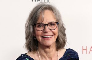 Sally Field revela por que ela desistiu do ‘Clube das Primeiras Esposas’ sem arrependimentos Camisa preta Sally Field ao longo dos anos 2023