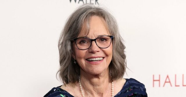Camisa preta Sally Field ao longo dos anos 2023