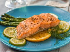 Salmon levanta US$ 100 milhões em ações e dívidas para levar crédito digital a filipinos com poucos bancos Grilled fillet of salmon with asparagus and a glass of white wine