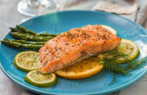 Salmon levanta US$ 100 milhões em ações e dívidas para levar crédito digital a filipinos com poucos bancos Grilled fillet of salmon with asparagus and a glass of white wine