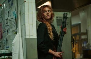 Samara Weaving está perfeitamente feliz por ser sua última garota encharcada de sangue tecendo-sobre-seu-cadáver-jason-segel-samara