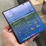 Renderização do Galaxy Z Fold 7 em azul contra fundo branco.