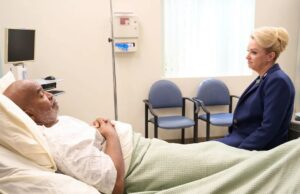 ‘Santo. O chefe da Denis Medical analisa a confissão pós-operatória de Ron e leva Matt e Serena ao próximo nível Scarpetta-Beef-Margos-tem-problemas-de-dinheiro