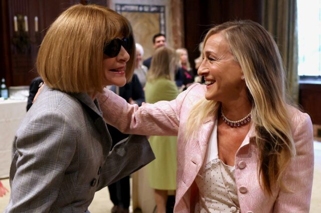 Sarah Jessica Parker e Anna Wintour compartilham risadas e mais fotos de estrelas
