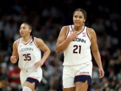 Sarah Strong, da UConn, explica camisa rasgada na derrota para a Carolina do Sul Sarah Strong and Azzi Fudd on court for UConn against South Carolina in Final Four