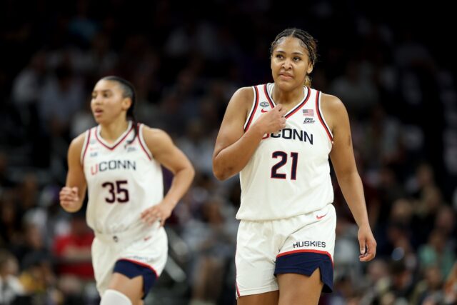 Sarah Strong, da UConn, explica camisa rasgada na derrota para Sarah Strong and Azzi Fudd on court for UConn against South Carolina in Final Four