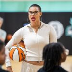 New York Liberty Satou Sabally participa de uma clínica com a Uncommon Excellence Girls Middle School em um evento de boas-vindas no Brooklyn Basketball Training Center, sexta-feira, 17 de abril de 2026, no Brooklyn, NY.