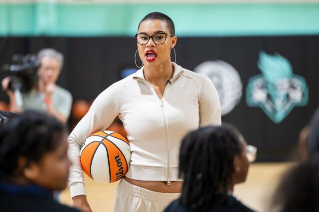 New York Liberty Satou Sabally participa de uma clínica com a Uncommon Excellence Girls Middle School em um evento de boas-vindas no Brooklyn Basketball Training Center, sexta-feira, 17 de abril de 2026, no Brooklyn, NY.