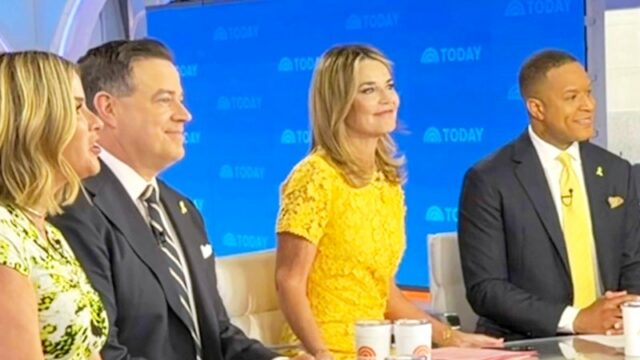 Savannah Guthrie luta contra as lágrimas no retorno ao programa Savannah Guthrie e sua mãe, Nancy Guthrie, no programa Today ambientado em 2023.