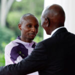 Sawe, do Quênia, é aclamado na State House após maratona histórica