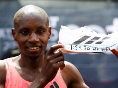 Sawe, do Quênia, é o primeiro homem do mundo a correr uma maratona de menos de duas horas em Londres Tigst Assefa da Etiópia reage depois de cruzar a linha para vencer a corrida feminina em um novo recorde mundial exclusivo para mulheres na Maratona de Londres de 2026, no centro de Londres, em 26 de abril de 2026. (Foto de JUSTIN TALLIS / AFP) / “Restrito ao uso editorial - patrocínio de conteúdo sujeito ao acordo LMEL.”