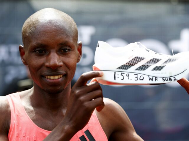 Tigst Assefa da Etiópia reage depois de cruzar a linha para vencer a corrida feminina em um novo recorde mundial exclusivo para mulheres na Maratona de Londres de 2026, no centro de Londres, em 26 de abril de 2026. (Foto de JUSTIN TALLIS / AFP) / “Restrito ao uso editorial - patrocínio de conteúdo sujeito ao acordo LMEL.”
