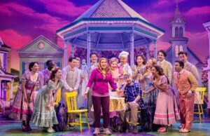 ‘Schimigadoon!’ Crítica da Broadway: adaptação de série de TV entrega uma carta de amor efervescente e deliciosa ao teatro musical 'Schimigadoon!' Crítica da Broadway: adaptação de série de TV entrega uma carta de amor efervescente e deliciosa ao teatro musical