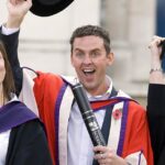 Scott Mills poderia enfrentar um novo golpe enorme ao perder seu Doutorado Honorário em Artes da Southampton Solent University; retratado em 2009 recebendo a homenagem