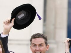 Scott Mills enfrenta novo golpe, pois pode perder seu Doutorado Honorário em Artes depois que a estrela do rádio foi demitida pela BBC Scott Mills poderia enfrentar um novo golpe enorme ao perder seu Doutorado Honorário em Artes da Southampton Solent University; retratado em 2009 recebendo a homenagem