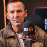 A BBC revelou que sabia de uma investigação policial sobre o apresentador de rádio Scott Mills em 2017 – antes de demiti-lo na semana passada, após novas informações serem fornecidas