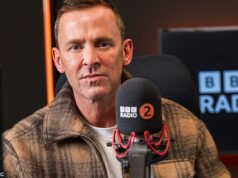 Scott Mills quebra o silêncio após o corte da BBC: estrela da Radio 2 divulga declaração emocionada agradecendo aos colegas e ouvintes por sua ‘bondade’ após a ofensa sexual desculpada A BBC revelou que sabia de uma investigação policial sobre o apresentador de rádio Scott Mills em 2017 – antes de demiti-lo na semana passada, após novas informações serem fornecidas