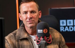 Scott Mills quebra o silêncio após o corte da BBC: estrela da Radio 2 divulga declaração emocionada agradecendo aos colegas e ouvintes por sua ‘bondade’ após a ofensa sexual desculpada A BBC revelou que sabia de uma investigação policial sobre o apresentador de rádio Scott Mills em 2017 – antes de demiti-lo na semana passada, após novas informações serem fornecidas