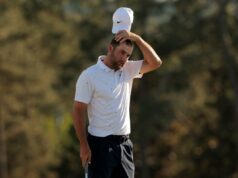 Scottie Scheffler acha que a decisão dos chefes do Masters custou-lhe: ‘Eles fizeram algumas coisas’ Scottie Scheffler tira o boné branco, segurando-o logo acima da cabeça, e parece frustrado no buraco 18 do Masters.