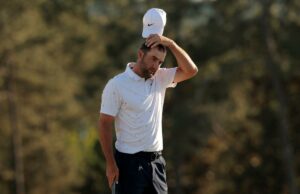 Scottie Scheffler acha que a decisão dos chefes do Masters custou-lhe: ‘Eles fizeram algumas coisas’ Scottie Scheffler tira o boné branco, segurando-o logo acima da cabeça, e parece frustrado no buraco 18 do Masters.