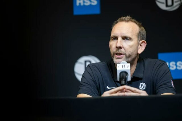 O GM do Brooklyn Nets, Sean Marks, fala ao microfone.