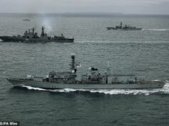 Secretário de Defesa admite que gostaria de mais dinheiro para defender a Grã-Bretanha após a descarada demonstração de força militar da Rússia no Canal da Mancha Os navios da Marinha Real HMS St Albans e HMS Somerset rastreiam o navio russo RFN Severomorsk em uma operação separada, enquanto o secretário de Defesa John Healey admite que o Reino Unido foi forçado a responder a dois submarinos espiões russos e um submarino de ataque invadindo o Canal da Mancha