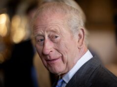 Segurança do rei Charles em discussão antes da visita aos EUA após tiroteio King Charles III is seen during a reception with officers from Police Scotland, the Scottish Fire and Rescue Services and frontline workers who assisted in managing the fire at Glasgow Central Station, in March this year, at Dumfries House on April 22, 2026 in Cumnock, Scotland.