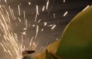 Seis pessoas são acusadas depois que manifestantes pró-palestinos invadiram uma fábrica de drones de propriedade israelense em Leicestershire: Polícia antiterrorista lidera investigação A polícia foi chamada devido a relatos de uma van batendo em um portão da UAV Tactical Systems na Meridian Way em Braunstone por volta das 3h10 da sexta-feira. Na foto: Vídeos filmados por ativistas visando o prédio