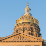 O Senado de Iowa aprova projeto de lei que regulamenta e tributa os mercados de previsão em rápido crescimento. Cúpula do edifício do Capitólio do Estado de Lowa em Des Moines, Lowa