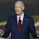 Senador republicano falha na história para defender a ameaça de crimes de guerra de Trump