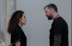 Sepideh Moafi revela por que o Dr. Al-Hashimi confidenciou ao Dr. Robby sobre sua saúde – e sua resposta surpreendente Sepideh Moafi como Dr. Al-Hashimi na 2ª temporada, episódio 15 de