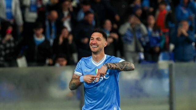 Série A: O atual campeão Napoli vence o AC Milan Série A: O atual campeão Napoli vence o AC Milan e aumenta a pressão sobre o Inter