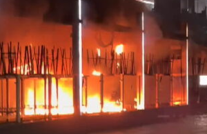 Série de locais de hospitalidade em Melbourne alvo de ataques incendiários em uma semana A polícia está pedindo informações após uma série de incêndios suspeitos em vários locais de hospitalidade de Melbourne.