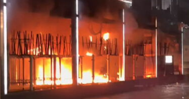 A polícia está pedindo informações após uma série de incêndios suspeitos em vários locais de hospitalidade de Melbourne.