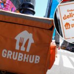 Um entregador do Grubhub andando em Manhattan, na cidade de Nova York.