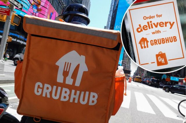 Um entregador do Grubhub andando em Manhattan, na cidade de Nova York.