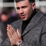 Lisa diz para evitar qualquer coisa de 'marca pesada'. Tommy Fury fotografado usando um Rolex no quarto dia do Festival de Cheltenham de 2026