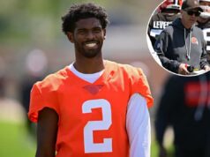 Shedeur Sanders curtindo a ‘nova vibração’ em torno dos Browns Shedeur Sanders sorri enquanto veste uma camisa laranja de treino com o número 2.