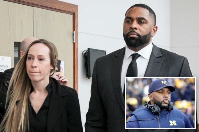 Sherrone Moore, ex-técnico do Michigan desonrado, para saber se ele O ex-técnico de futebol americano do Michigan, Sherrone Moore, com sua esposa, Kelli Moore, e a advogada Ellen Michaels, chegando para uma audiência no tribunal.