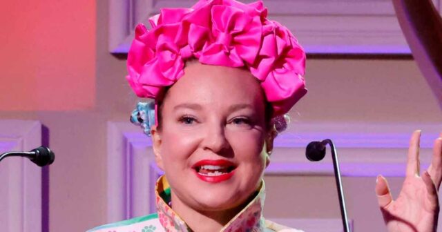 Sia aborda pagamentos 'incrivelmente altos' de pensão alimentícia de US$ 42 mil ao ex Dan Bernad
