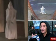 Sicko caminha pela pacata cidade de Rhode Island com vestes KKK: ‘Esse é um nível totalmente diferente de racismo’ Sicko caminha pela pacata cidade de Rhode Island com vestes KKK: 'Esse é um nível totalmente diferente de racismo'