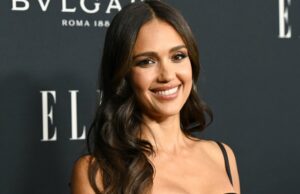 Sim, a cami de renda exata de Jessica Alba custa menos de US $ 50 LOS ANGELES, CALIFÓRNIA - 15 DE MARÇO: Jessica Alba participa da festa do Oscar da Vanity Fair de 2026, organizada por Mark Guiducci no Museu de Arte do Condado de Los Angeles em 15 de março de 2026 em Los Angeles, Califórnia. (Foto de Cindy Ord/VF26/Getty Images para Vanity Fair)