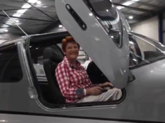 ‘Sim, é sexy’: Pauline Hanson se gaba de ter ganhado um novo avião A líder de uma nação, Pauline Hanson, recebeu um avião particular e US$ 1 milhão antes do primeiro teste federal do partido nas eleições suplementares de Farrer, na próxima semana.