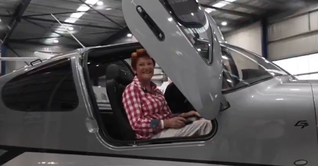 A líder de uma nação, Pauline Hanson, recebeu um avião particular e US$ 1 milhão antes do primeiro teste federal do partido nas eleições suplementares de Farrer, na próxima semana. 
