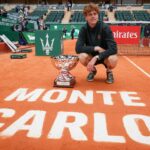 O italiano Jannik Sinner (R) abraça o espanhol Carlos Alcaraz depois de vencer a partida de tênis final do Monte Carlo ATP Masters Series Tournament na Court Rainier III no Monte-Carlo Country Club em Roquebrune-Cap-Martin, sudeste da França, em 12 de abril de 2026. (Foto de Valery HACHE / AFP)